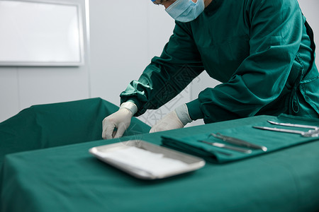 手术室男性外科医生做手术特写图片