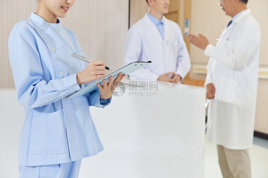 医院前台女性护士拿文件夹特写图片