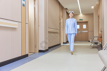 医院走廊女性护士走出手术室图片