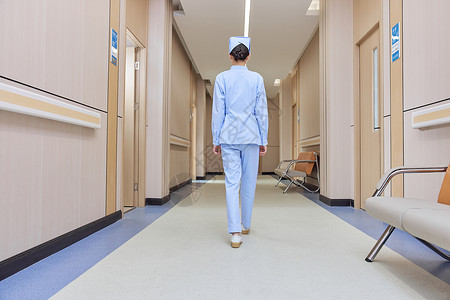 医院走廊女性护士走向手术室背影图片