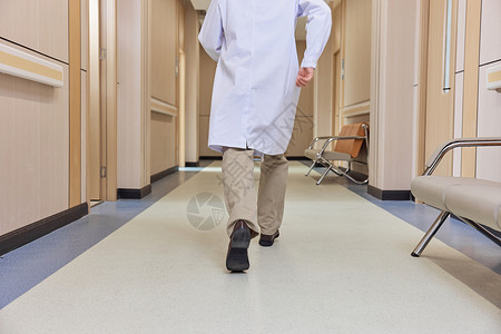 医院走廊男性医生走向手术室背影特写图片