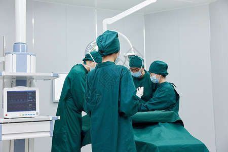 手术室里忙碌的外科医生团队图片