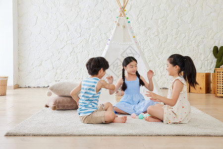 三个小朋友在客厅里玩耍背景图片