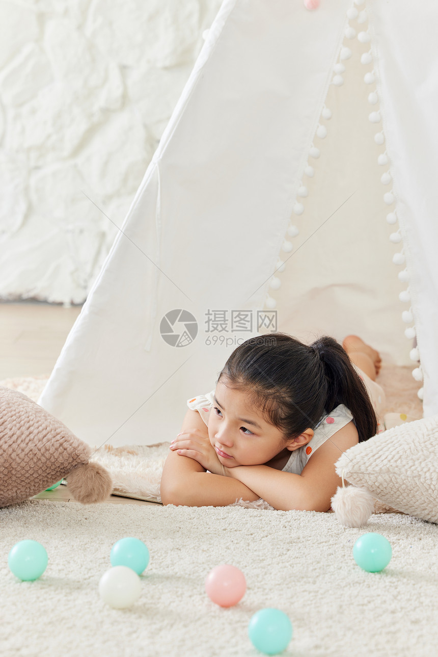 孤单的小女孩趴在帐篷里图片