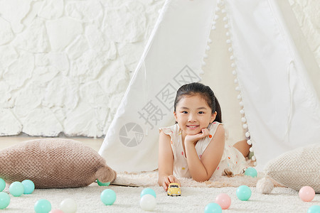 小别墅客厅模型小女孩在儿童帐篷里玩汽车模型背景