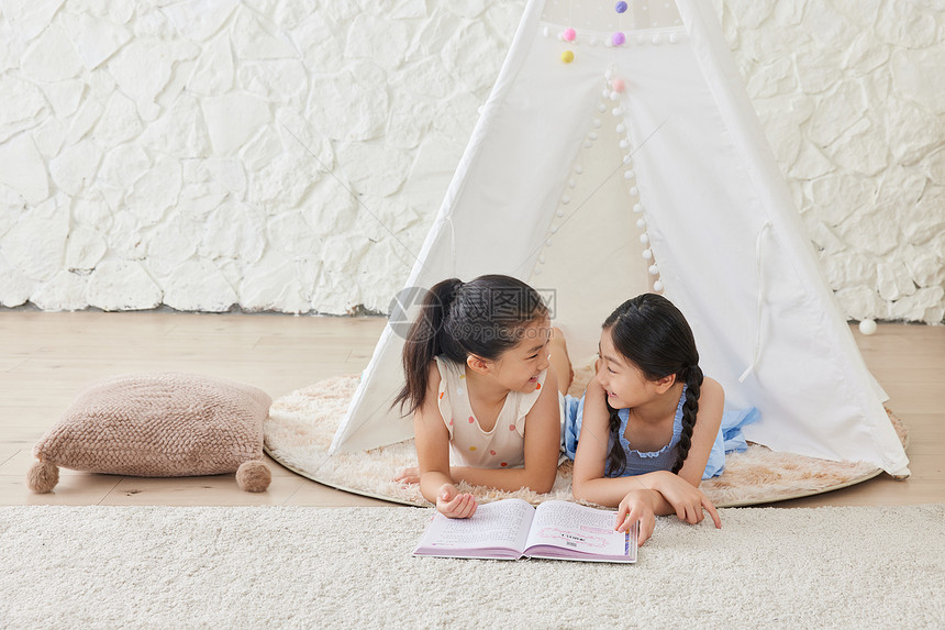 两个小女孩在帐篷里看儿童书图片