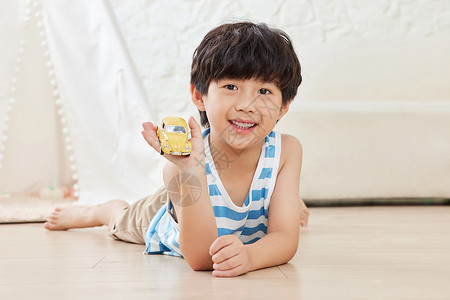 小孩玩具车小男孩玩玩具汽车背景