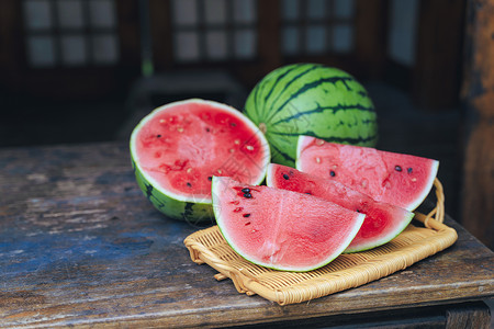 夏日上新季夏天的西瓜切开放在日式房屋内背景