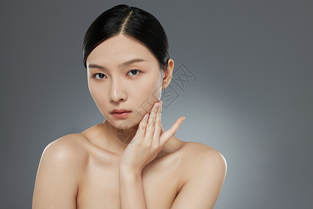 女性脸部补水护肤图片