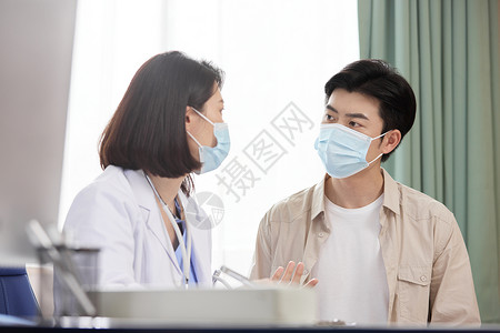医生在诊室为病人看病背景图片