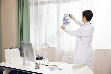 医生在医务室研究x光片背影图片