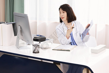 与医生交流女性医师通过视频电话与患者沟通背景