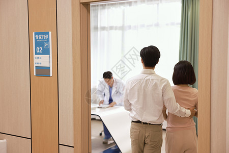 丈夫陪同怀孕的妻子到医院做检查高清图片