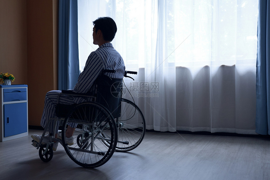 坐在轮椅上孤独的病人背影图片