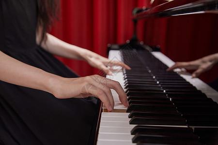 钢琴教师弹奏钢琴手部特写图片