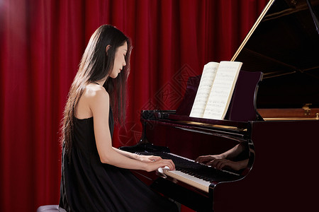 美女音乐教师弹奏钢琴背景图片