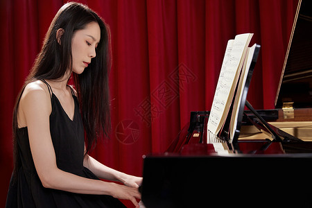 美女音乐教师弹奏钢琴曲高清图片