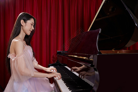 美女音乐教师弹奏钢琴图片