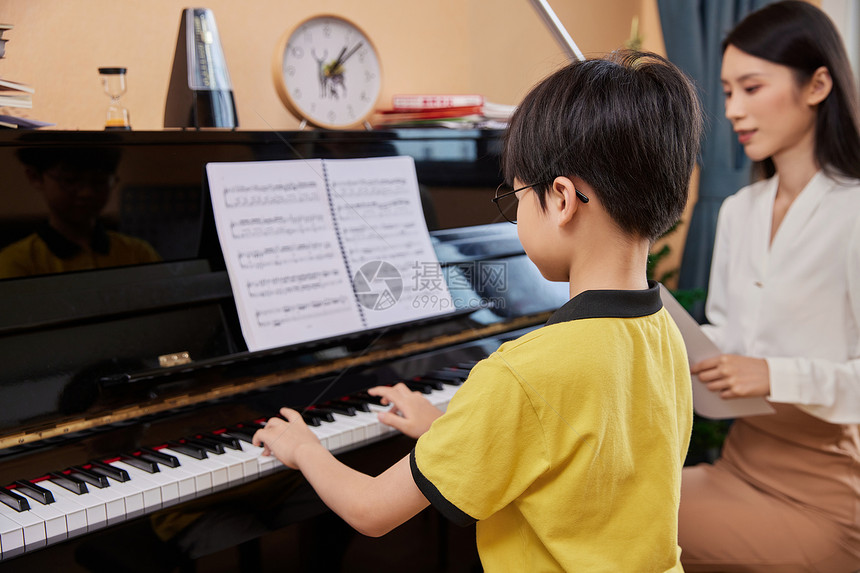 音乐教师教儿童弹奏钢琴