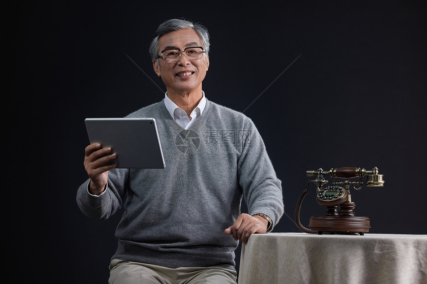 老年人晚年居家拿平板电脑图片
