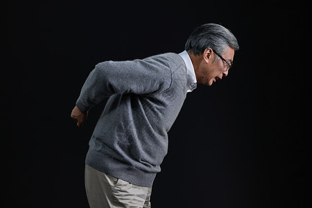 孤独晚年患病老人腰椎疼痛图片