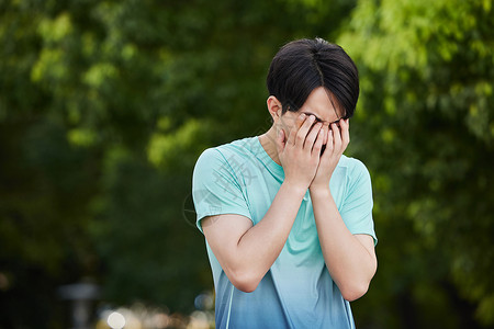 运动男性捂脸难过图片