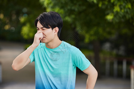 口气难闻青年男性捏鼻子难受背景