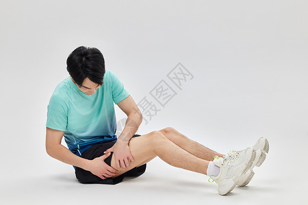 健身运动男性大腿受伤图片