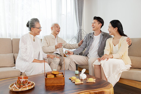 团圆中秋送好礼一家人中秋节居家聚会吃月饼背景