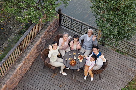 一家人庭院相聚过中秋节俯拍图片