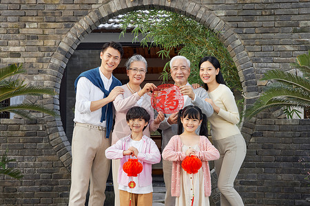 一家人春节庭院里拜新年团聚高清图片素材
