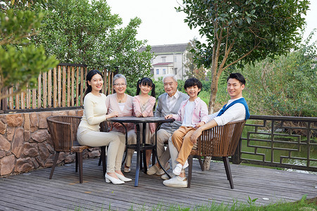 一家人相聚庭院过中秋节吃月饼高清图片