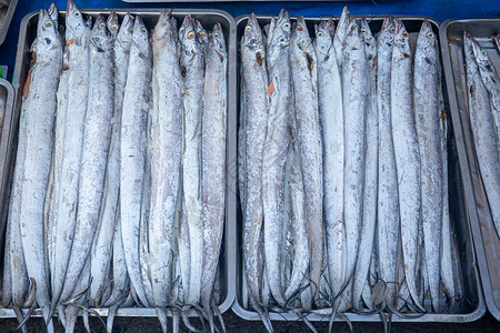 生鲜早市市场的带鱼背景