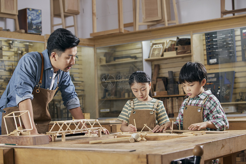 手工老师教小朋友手工桥梁制作图片