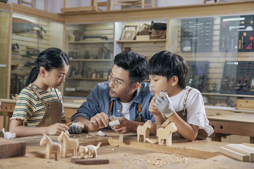 木工老师教小朋友木块雕刻图片