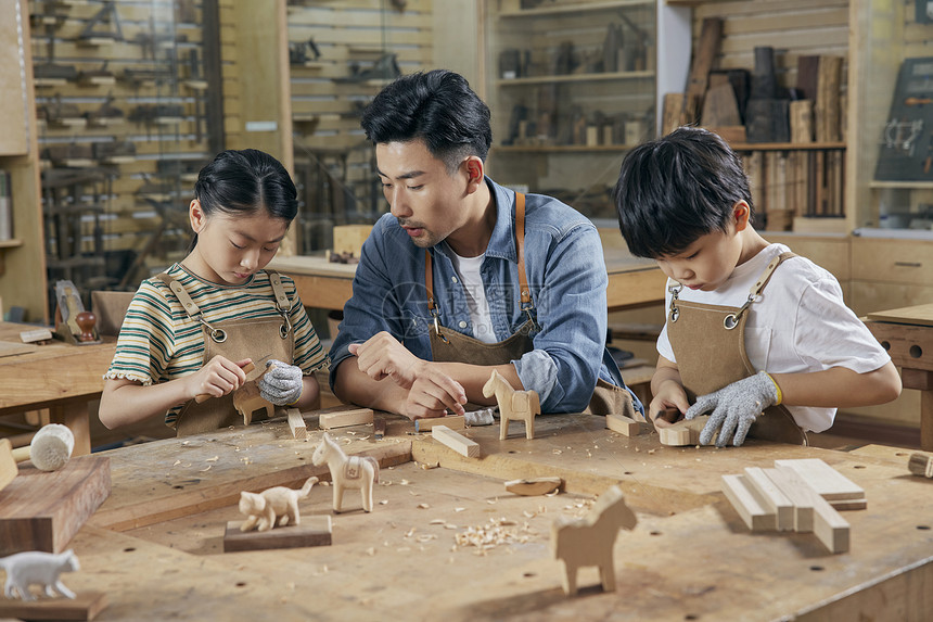 木工老师指导小朋友木块雕刻图片