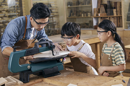 暑期班培训班小朋友木工教室体验机器裁切模板背景