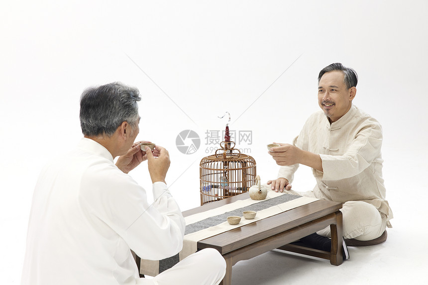 中老年男性品茶聊天图片