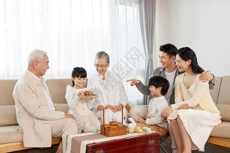 一家人温馨团聚过中秋节图片