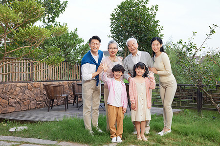 中国老人孩子一家六口中秋节庭院团圆全家福背景