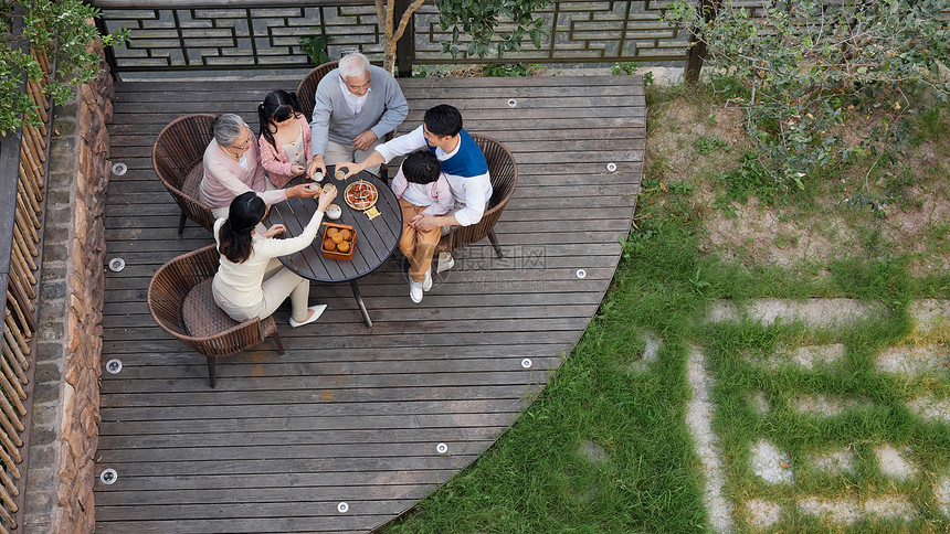 俯拍中秋节一家人团圆团聚图片