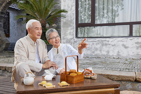 爷爷奶奶老年夫妻庭院里晚年相伴钻石婚高清图片素材