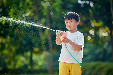 户外开心玩水的小男孩图片