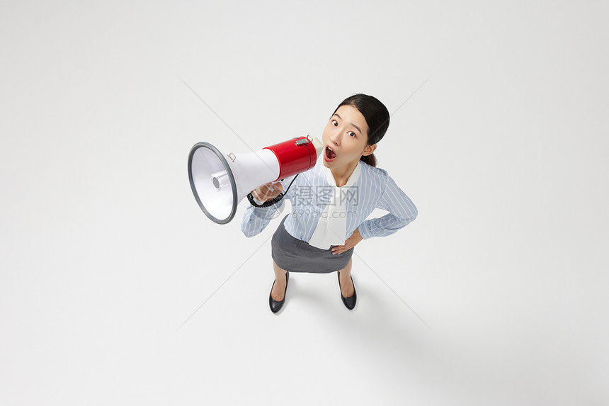创意俯拍职业商务女性拿大喇叭喊话图片
