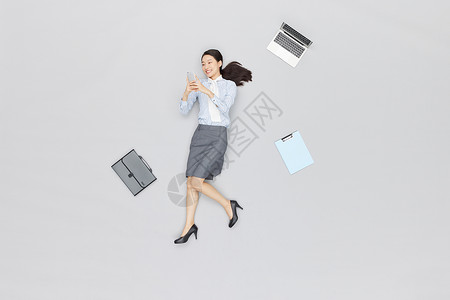 创意高角度俯拍职场商务女性看手机高清图片