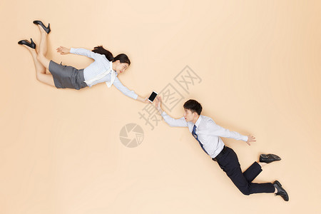 创意俯拍商务男女合作飞翔图片