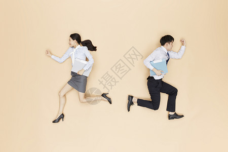 创意俯拍商务男女反方向奔跑图片