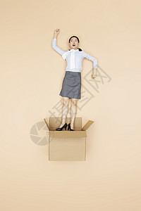 高配机箱主图创意俯拍商务美女从纸盒箱里钻出背景