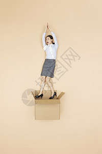 高配机箱主图创意俯拍商务美女从纸盒箱里钻出背景