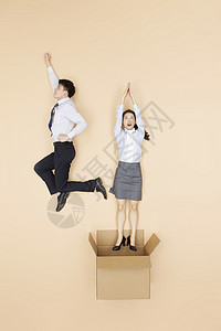 企业文化之成长创意俯拍职场商务男女从箱子跳出背景